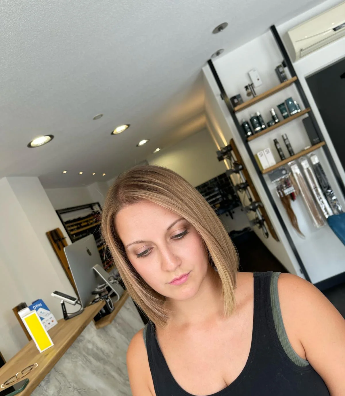 Glattes blondes Haar mit Make-up, Voria & Voria Grenzach-Wyhlen
