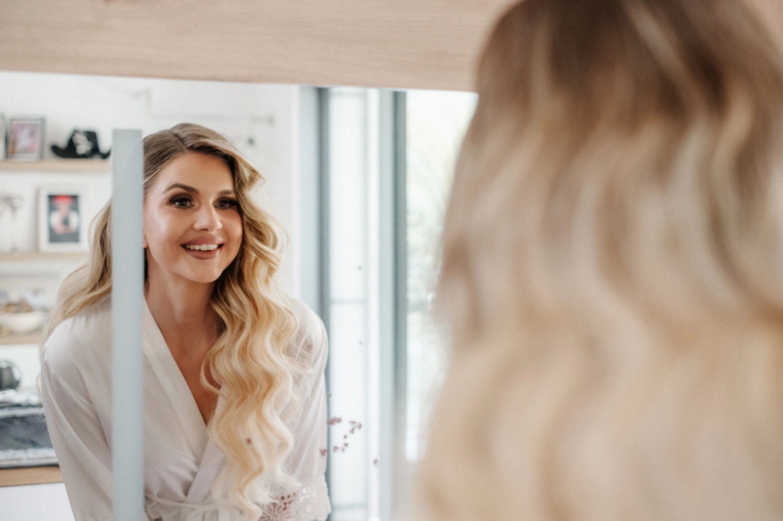 Braut mit Wellen und Brautstyling vor dem Spiegel, Voria & Voria