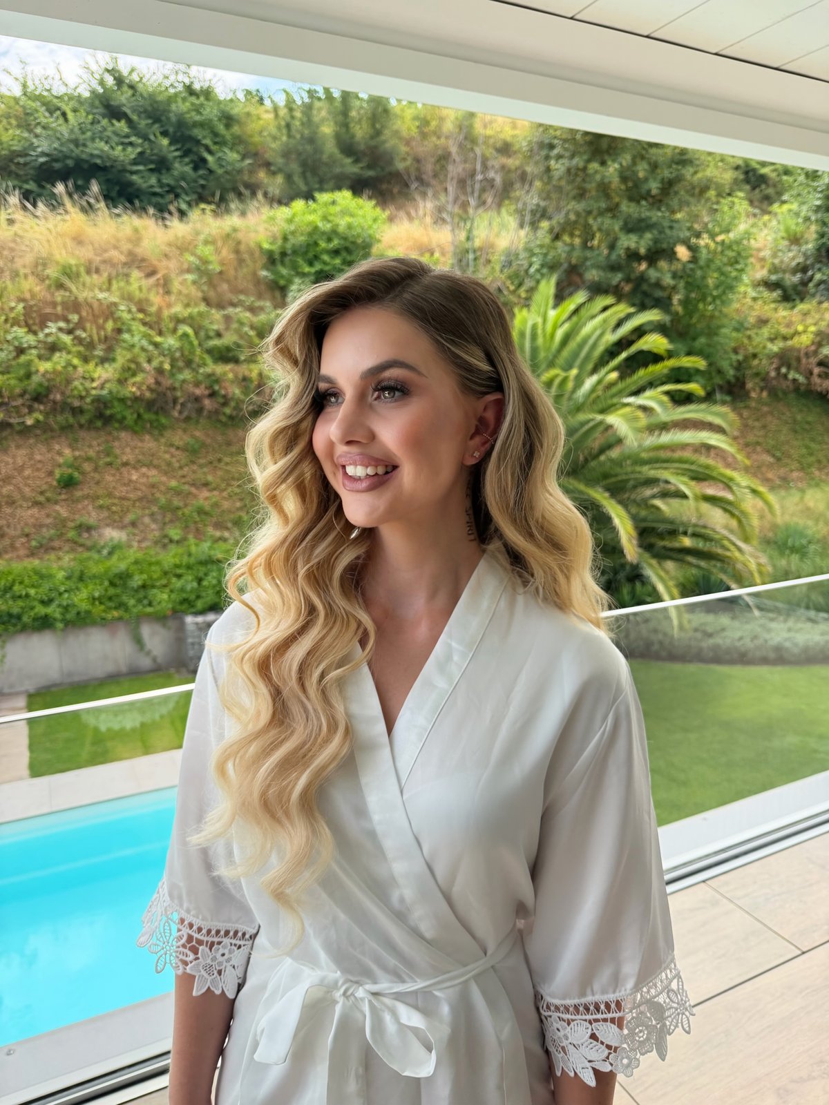 Braut mit blonden Wellen und Brautstyling von Voria & Voria in Grenzach-Wyhlen